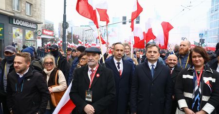 Politycy na marszu. Ziobro i Macierewicz na czele grupy
