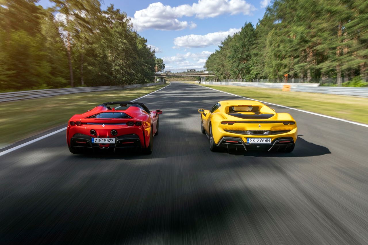 Ferrari SF90 Spider (2022) i Ferrari 296 GTB (2022)
