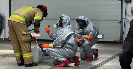 Tajemniczy transport na autostradzie A1. W samochodzie setki litrów chemikaliów i podejrzany słoik. Kierowca trafił do aresztu