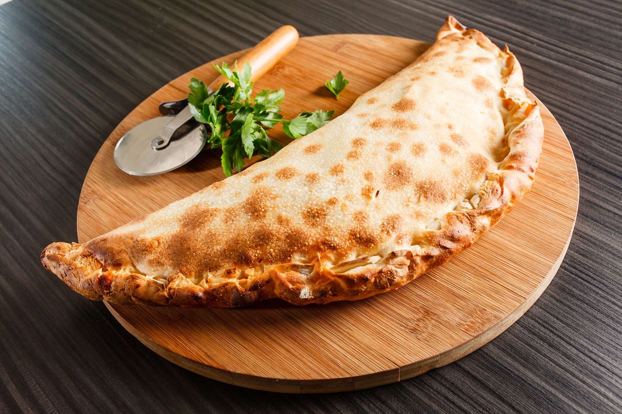 Domowe calzone z kurczakiem i warzywami