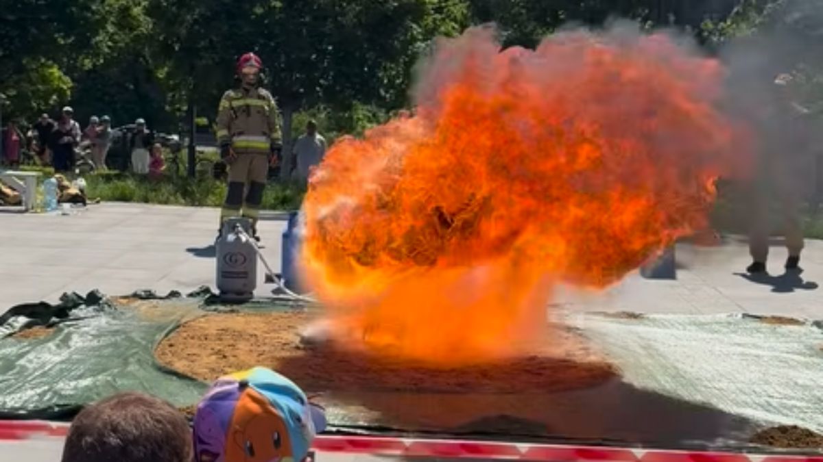 Pokazali, dlaczego nie można wlewać wody do gorącego oleju.