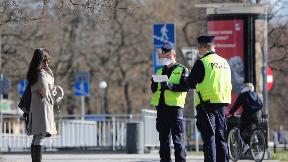 Koronawirus. Policja zamierza mniej pouczać, a więcej karać