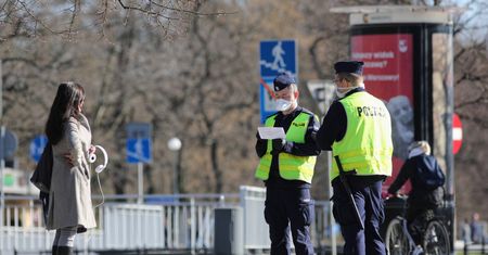 Koronawirus. Policja podała statystyki. Posypały się mandaty