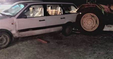 Chcieli odpalić traktor na "zaciąg". Volksvagen przejchał po 63-latce
