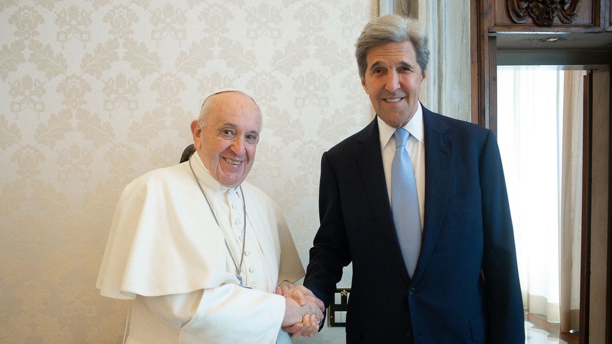 John Kerry na audiencji u papie?a Franciszka
This photo taken and handout on May 15, 2021 by The Vatican Media shows Pope Francis holding a private audience with US climate envoy John Kerry in The Vatican. (Photo by Handout / VATICAN MEDIA / AFP) / RESTRICTED TO EDITORIAL USE - MANDATORY CREDIT "AFP PHOTO /VATICAN MEDIA / HANDOUT " - NO MARKETING - NO ADVERTISING CAMPAIGNS - DISTRIBUTED AS A SERVICE TO CLIENTS
HANDOUT
