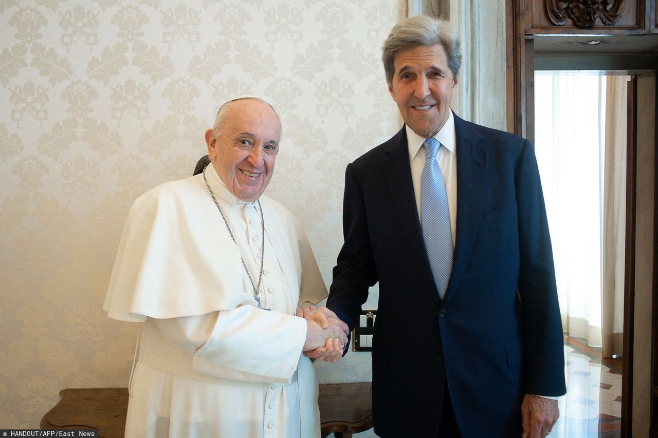 "Czasami przewracał oczami". Kerry wspomina rozmowy z Franciszkiem