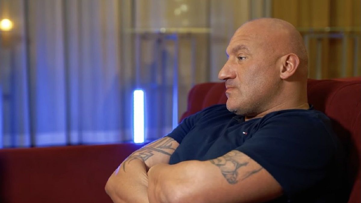 Marcin Najman zamyślony