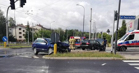 Jeden z kierowców przejechał na czerwonym. Dwie pasażerki trafiły do szpitala