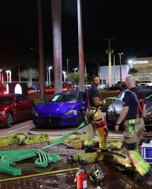 Wypadek Ferrari Roma w windzie salonu Ferrari w Palm Beach