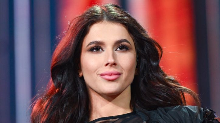 Roksana Węgiel eksponuje długie nogi 