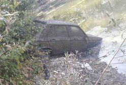 Policja wyciągnęła auto z bagna. Skradziono je blisko 40 lat temu