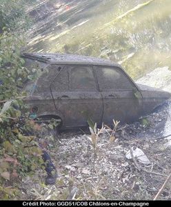 Policja wyciągnęła auto z bagna. Skradziono je blisko 40 lat temu