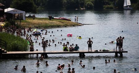 Kraków. Awantura z udziałem straży miejskiej. Ratownik kąpieliska skuty kajdankami