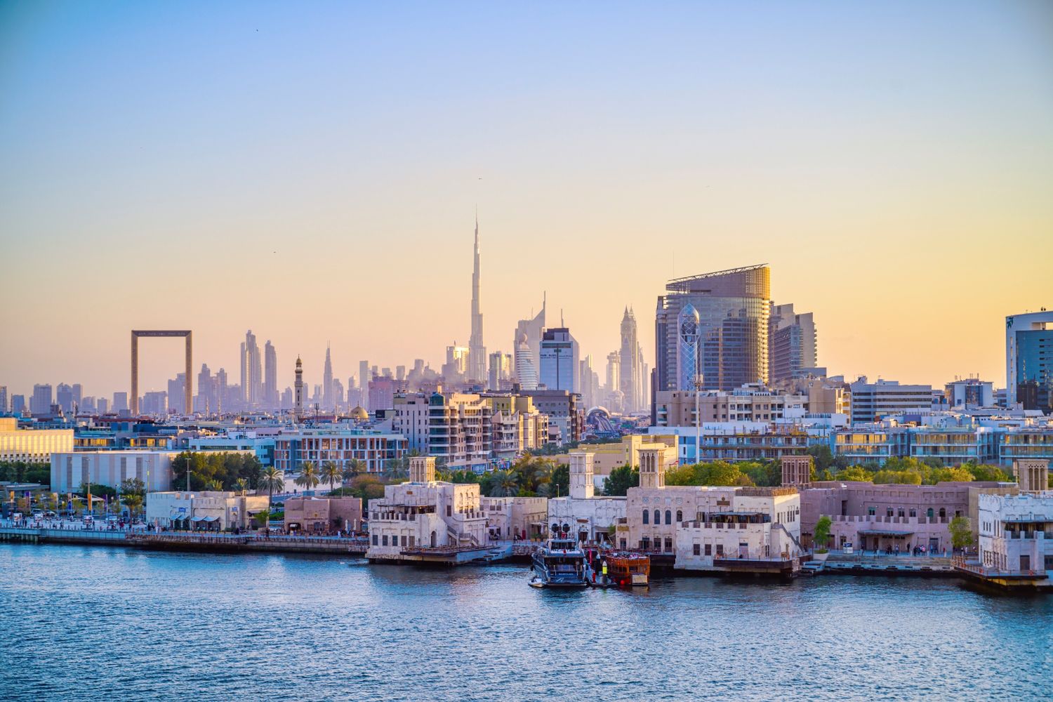 Emirat jest idealnym kierunkiem na krótki city break, rodzinne wakacje czy romantyczną wycieczkę