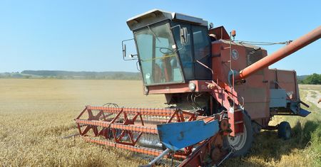 Tragedia na drodze. Motorower zderzył się z kombajnem rolniczym