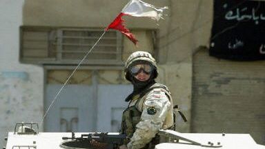 Polski żołnierz na ulicach Karbali