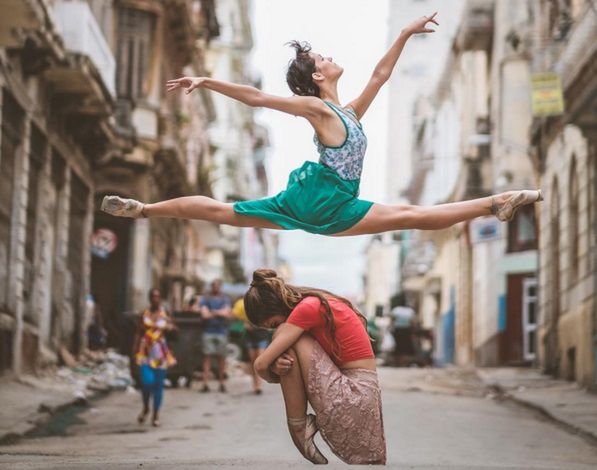 Piękno na tle ogromnej biedy. Niezwykłe zdjęcia z Kuby