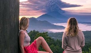 Turyści robią sobie zdjęcia z dymiącym wulkanem na Bali. Mieszkańcy boją się o swoje życie