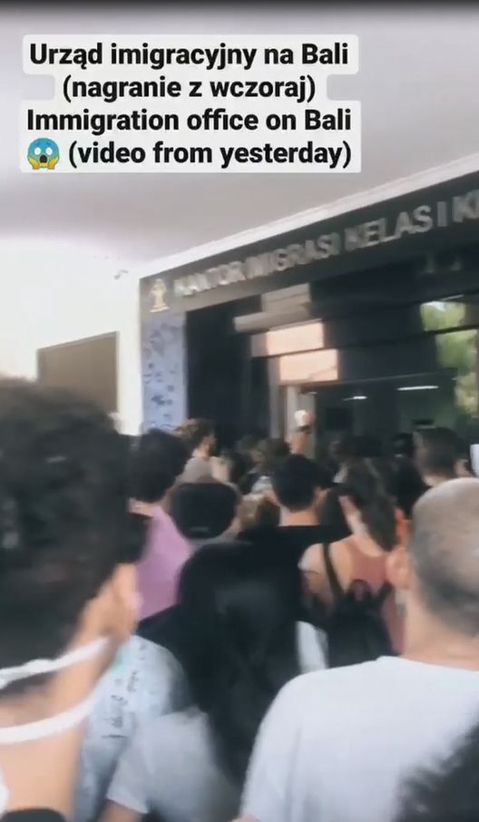 Tłum w urzędzie Imigracyjnym 