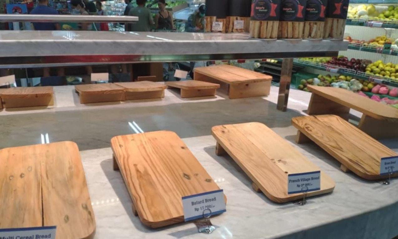 Puste półki w sklepach 