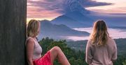 Turyści robią sobie zdjęcia z dymiącym wulkanem na Bali. Mieszkańcy boją się o swoje życie