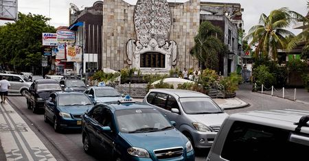 Matka wyrzuciła niemowlę z pędzącego autobusu na Bali