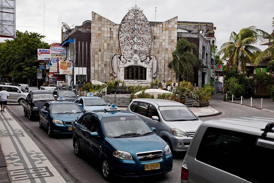 Matka wyrzuciła niemowlę z pędzącego autobusu na Bali