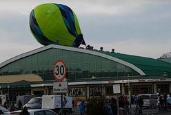 Balon uderzył w dach hali sportowej w Krośnie. Chwile grozy podczas zawodów baloniarzy