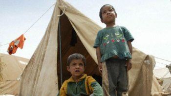 Dzieci z miasta Bam przed swoim "domem"