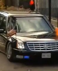 Limuzyna Obamy zawisła na progu