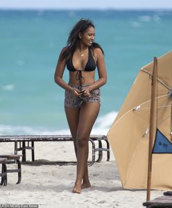 Sasha Obama w bikini! Na plaży towarzyszyli jej ochroniarze
