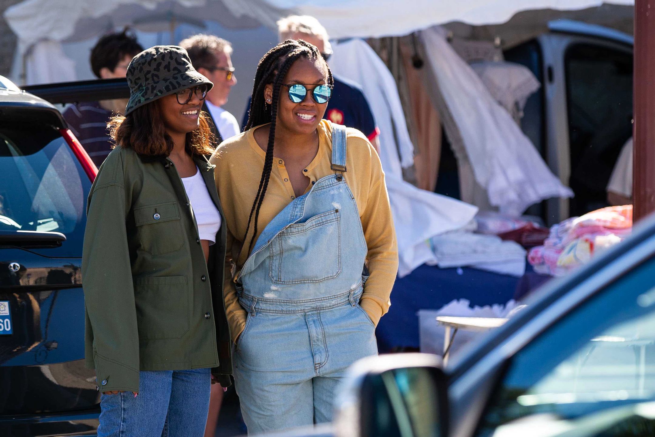 Natasha Obama z koleżanką uśmiechają  się do fotoreporterów