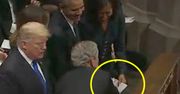 Obama nie wytrzymała ze śmiechu. Bush dał jej miętówkę na pogrzebie ojca