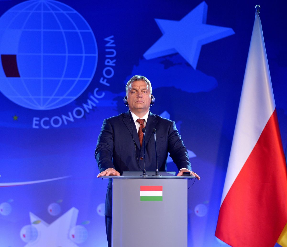 Orban zapyta Węgrów o "plan Sorosa". "Europa je mu z ręki"