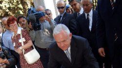 Premier Miller wziął udział w ceremonii odsłonięcia tablicy pamiątkowej na grobie Hanny Ordonówny na polskim cmentarzu w Bejrucie