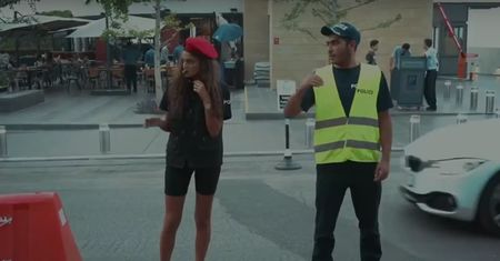 Młode policjantki w szortach mają przyciągnąć turystów do libańskiego miasta. ''To wolny kraj''