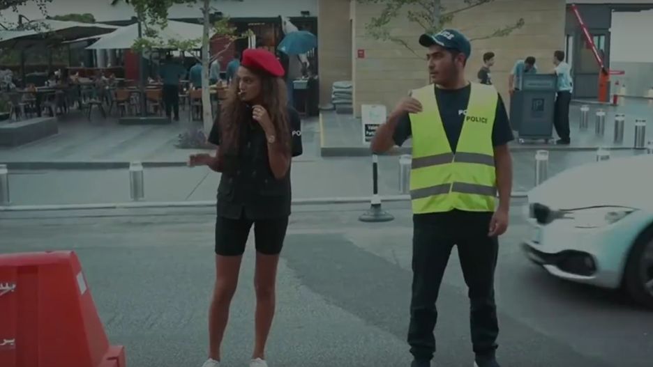 Jednym podoba się pomysł szortów jako letniego uniformu, inni uważają to za wyraz seksizmu 