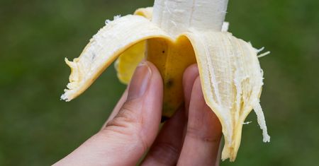 Ohydne białe nitki w bananie. Nie trują, a pełnią ważną rolę