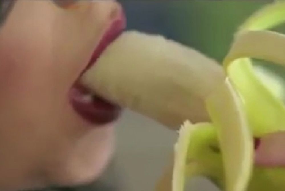 Piosenkarka zjadła w teledysku banana. Trafiła za to za kratki