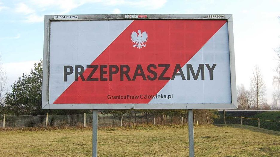 Baner organizacji broniących praw  uchodźców i migrantów na granicy w Terespolu