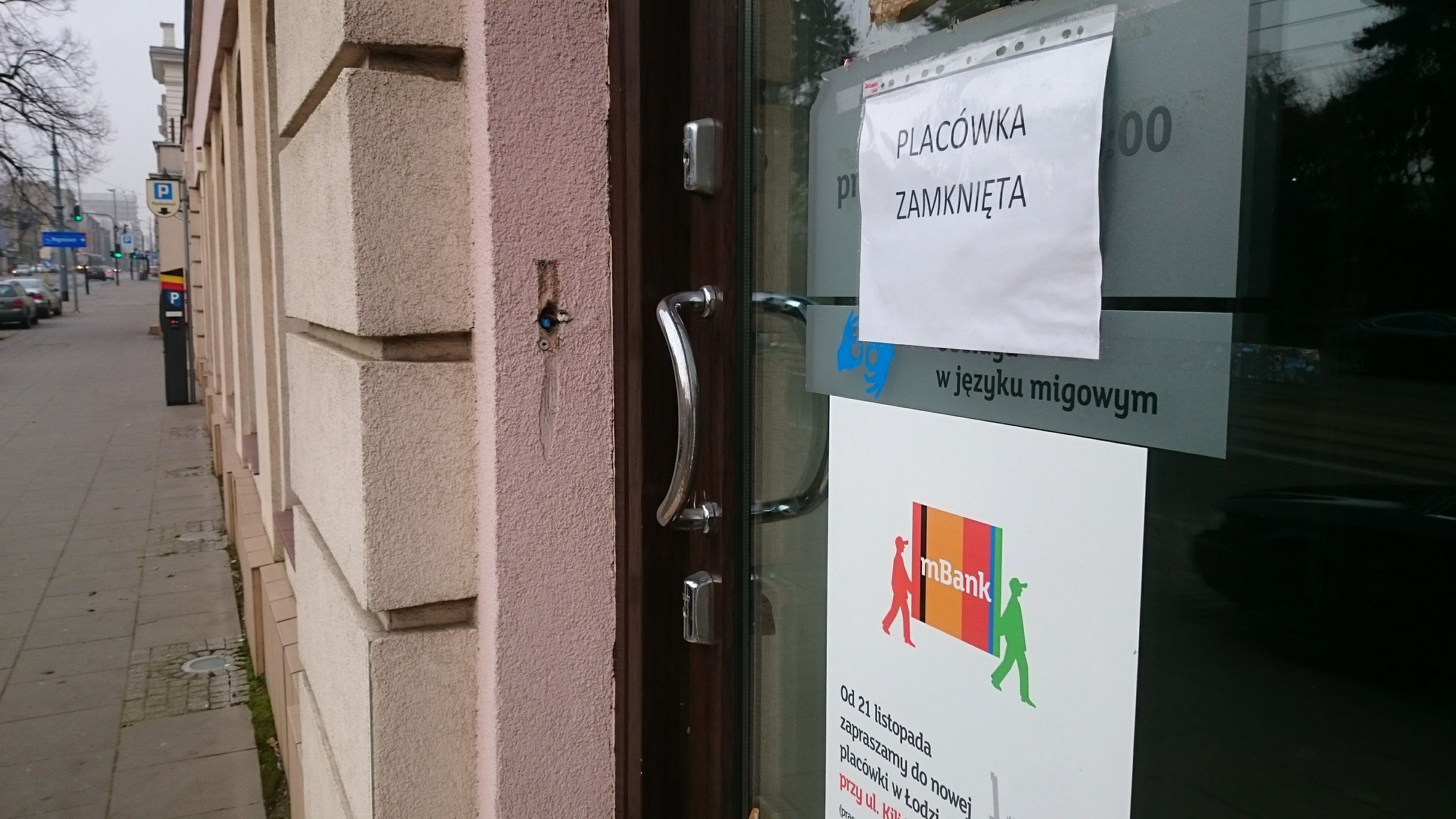 Klienci niektórych banków muszą uzbroić się w cierpliwość.