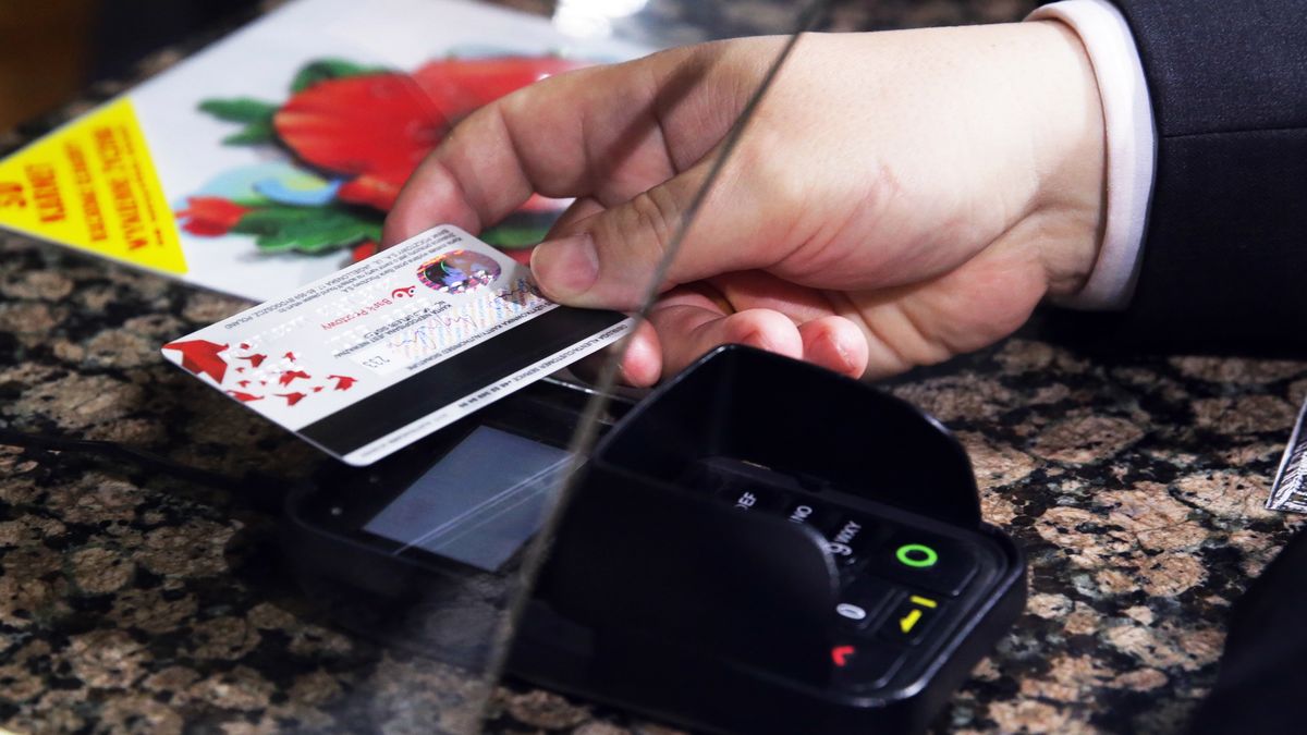 Notowania banków spadają po obniżce stóp procentowych w środę 8 kwietnia. 