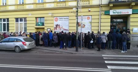 Szturm na odziały banku PBS. Klienci chcą odzyskać pieniądze