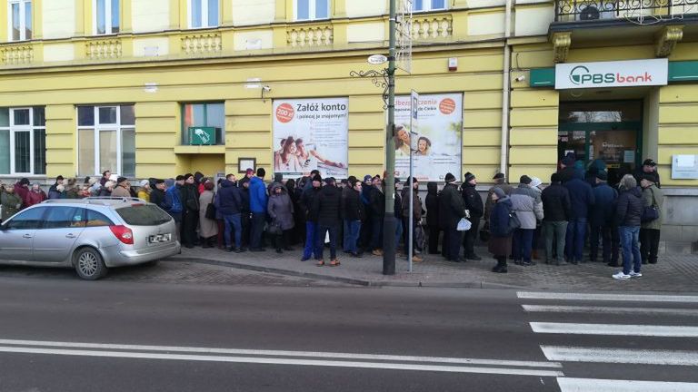 Kolejka pod siedzibą główną banku