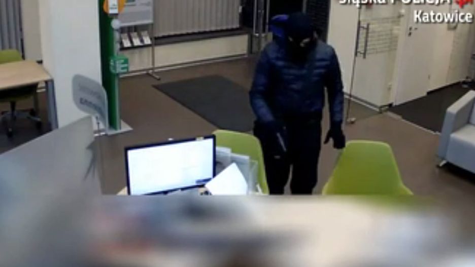 Policja szuka napastnika, którego nagrał monitoring podczas napadu