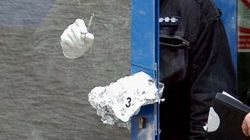 Policjant zabezpiecza materiał dowodowy na terenie banku