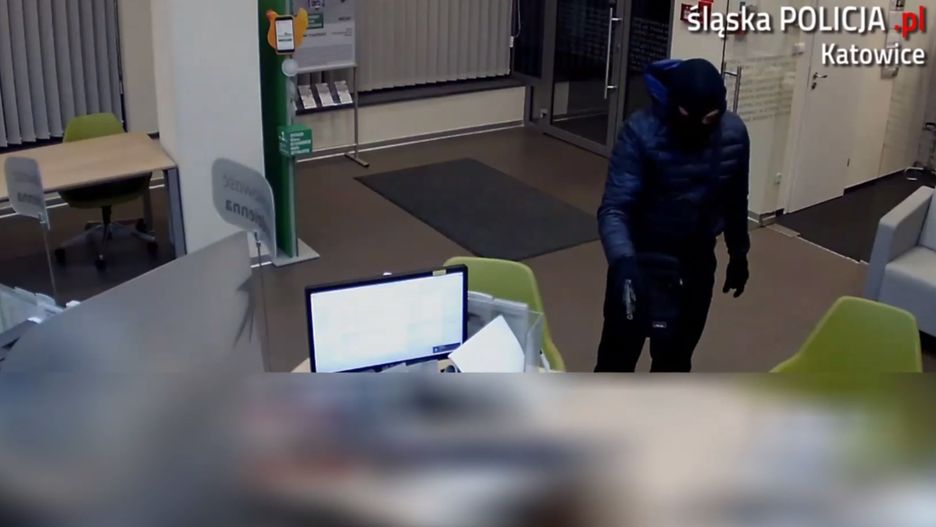 Policja opublikowała film z czwartkowego napadu na bank w Katowicach