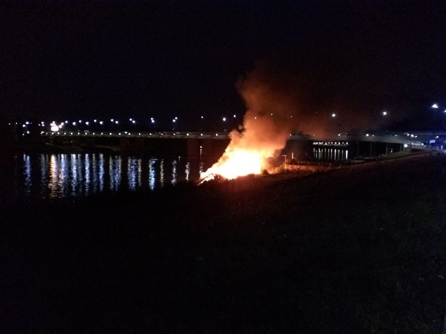 Pożar barki przy Moście Łazienkowskim. Straszyła od zimy
