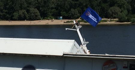 Nad Wisłą tonie barka. Ktoś zawiesił na niej flagę i baner PO