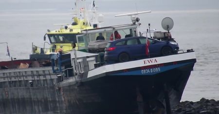 Katastrofa polskiej barki w Holandii. "Ewa" osiadła na brzegu